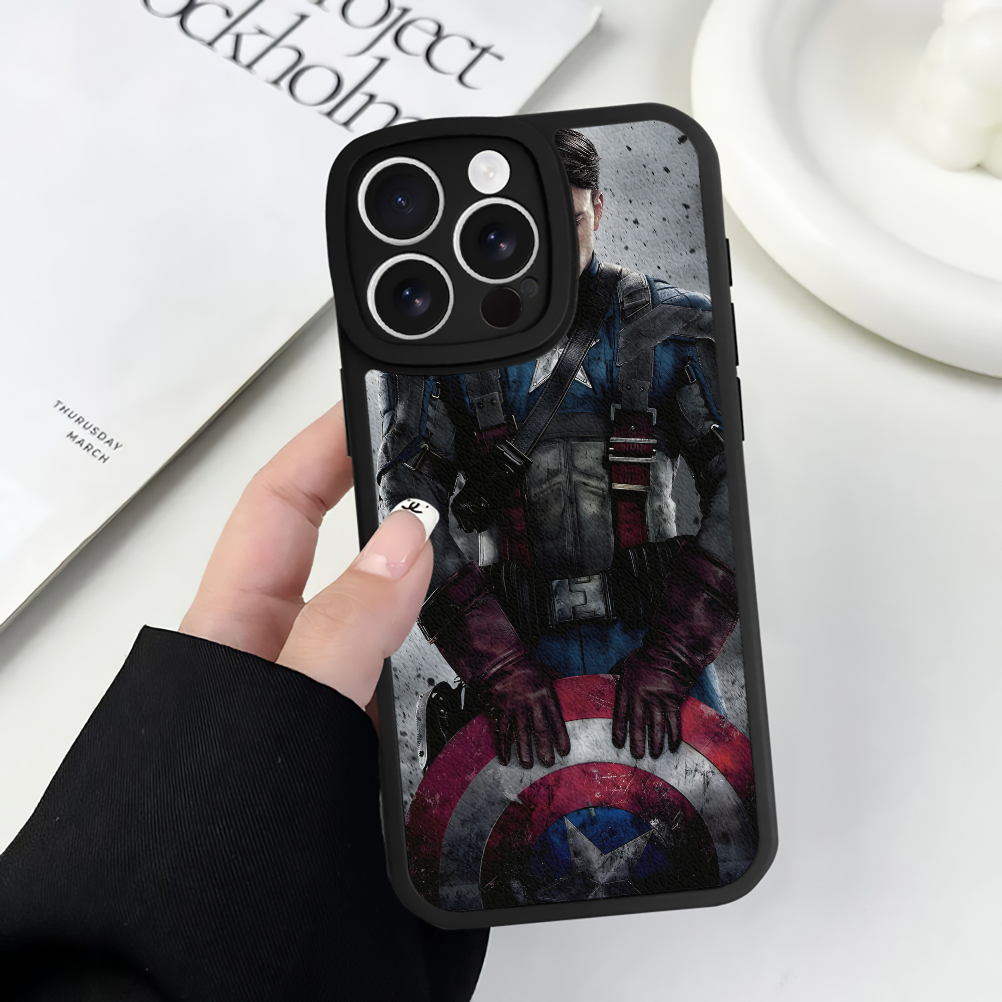 （画像用） アベンジャーズ The Avengers 【iPhone 16シリーズ対応】シリコンスマホケース（レザー調） 材質：シリコン